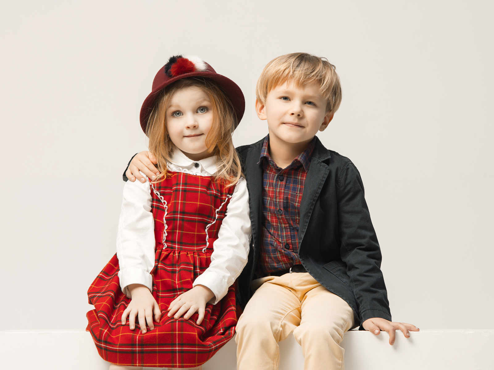 Пара мальчик и девочка на белом фоне