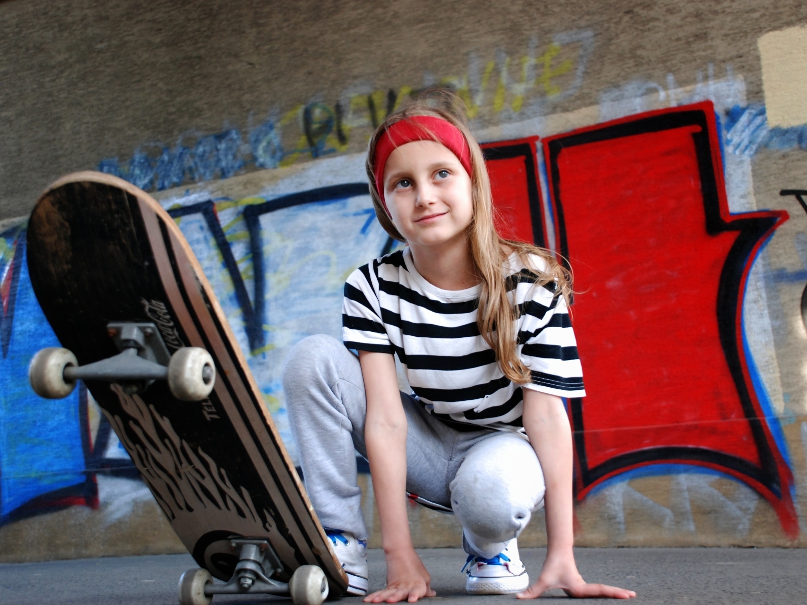 Милая маленькая девочка со скейтбордом