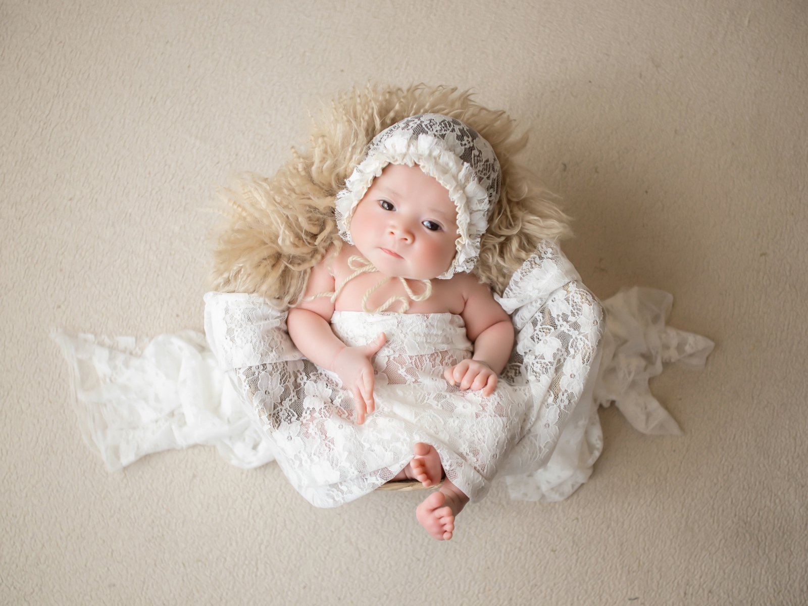 Милый новорожденный ребенок в колыбели 