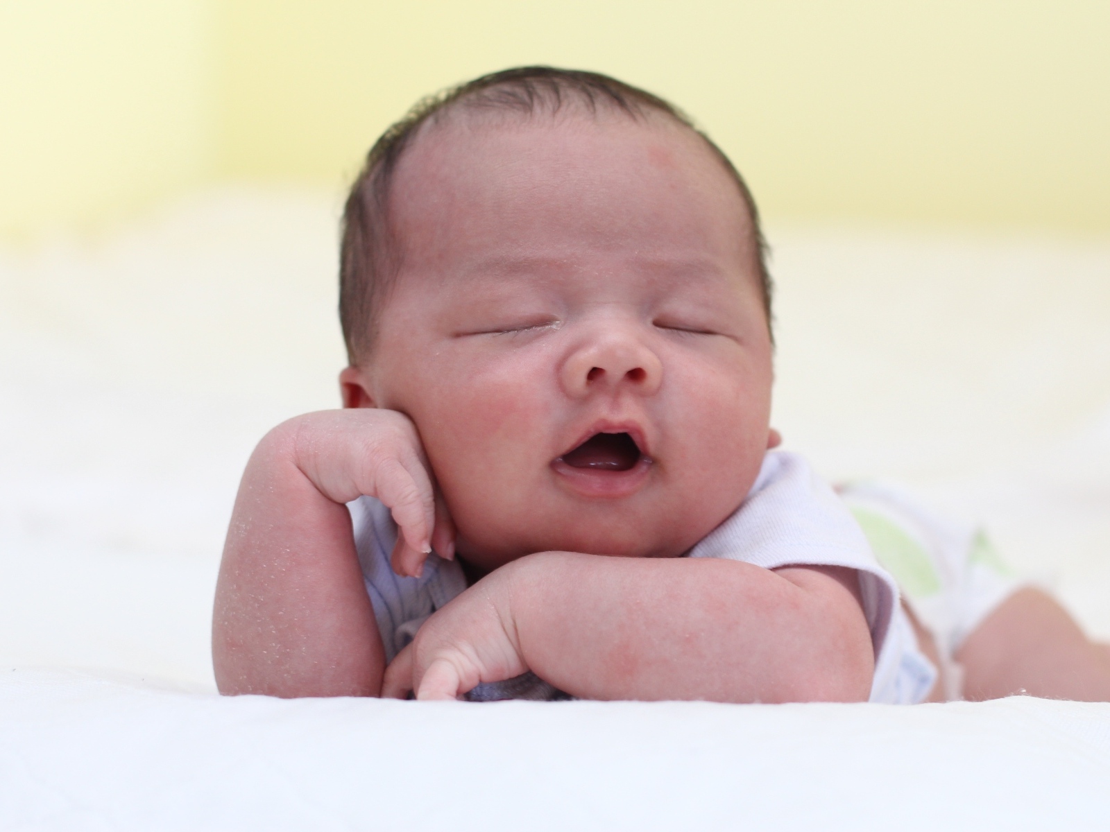 Милый спящий новорожденный ребенок 