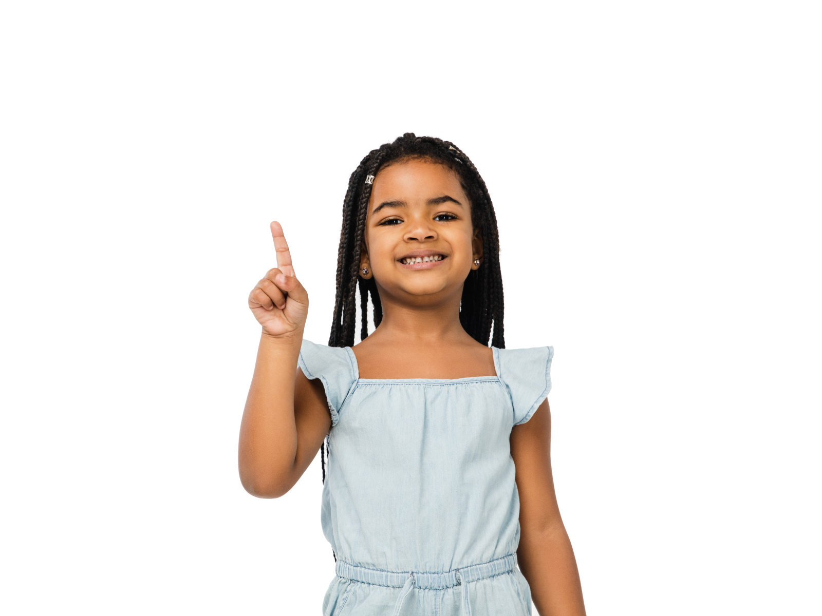 Темнокожая маленькая девочка на белом фоне