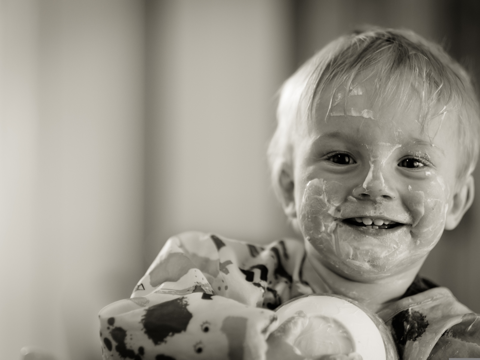 Смешной мальчик с лицом в сметане