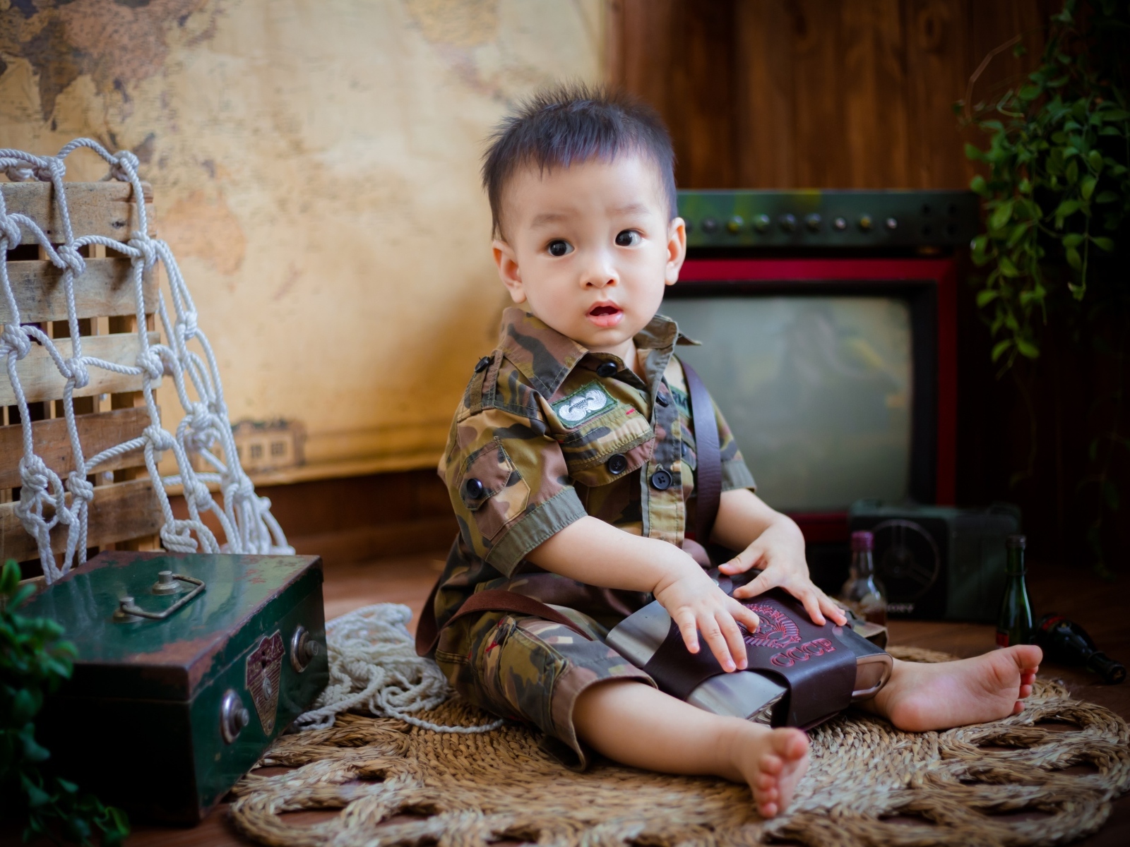 Маленький мальчик азиат в военной форме