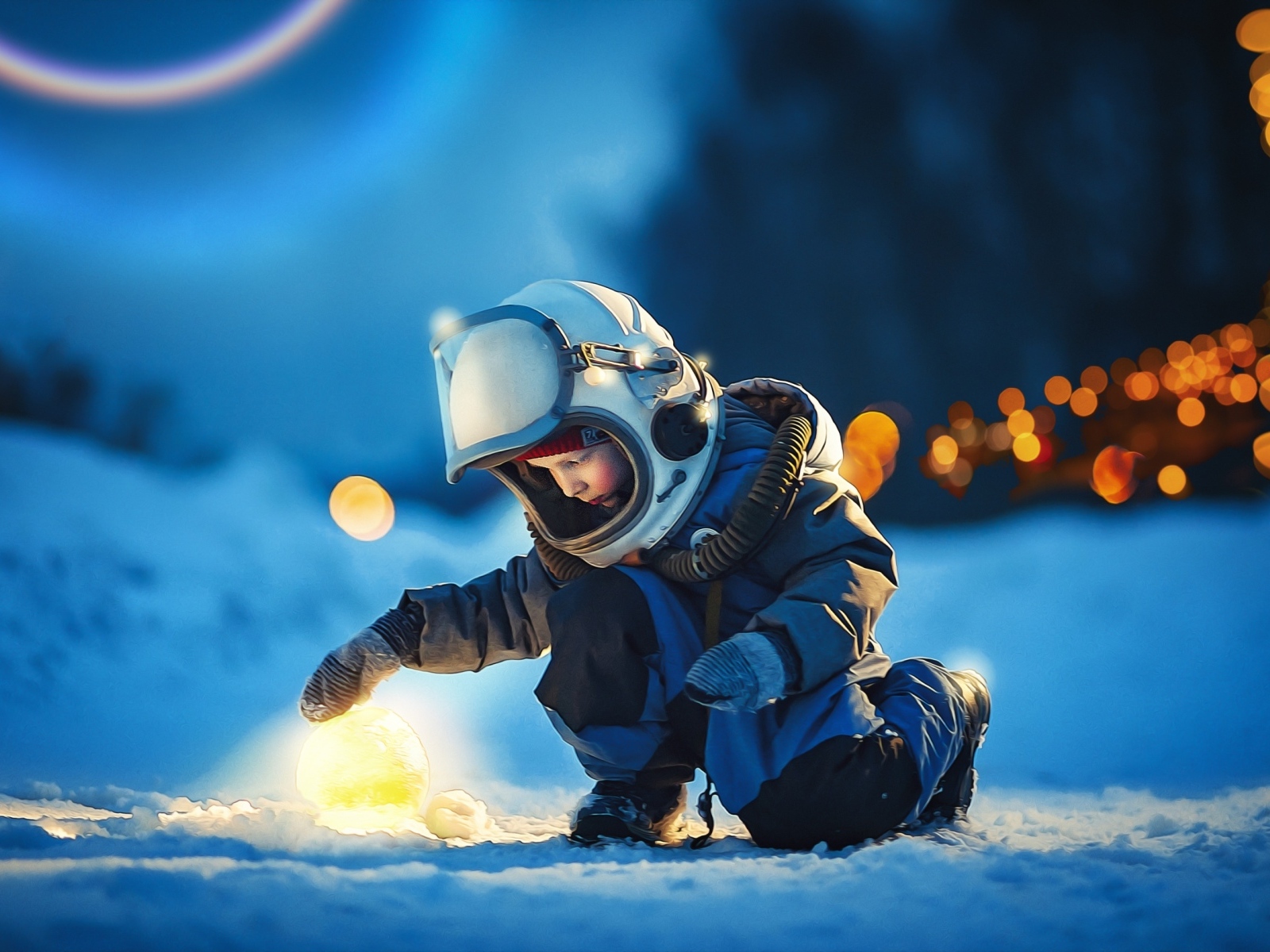 Маленький мальчик в скафандре на снегу