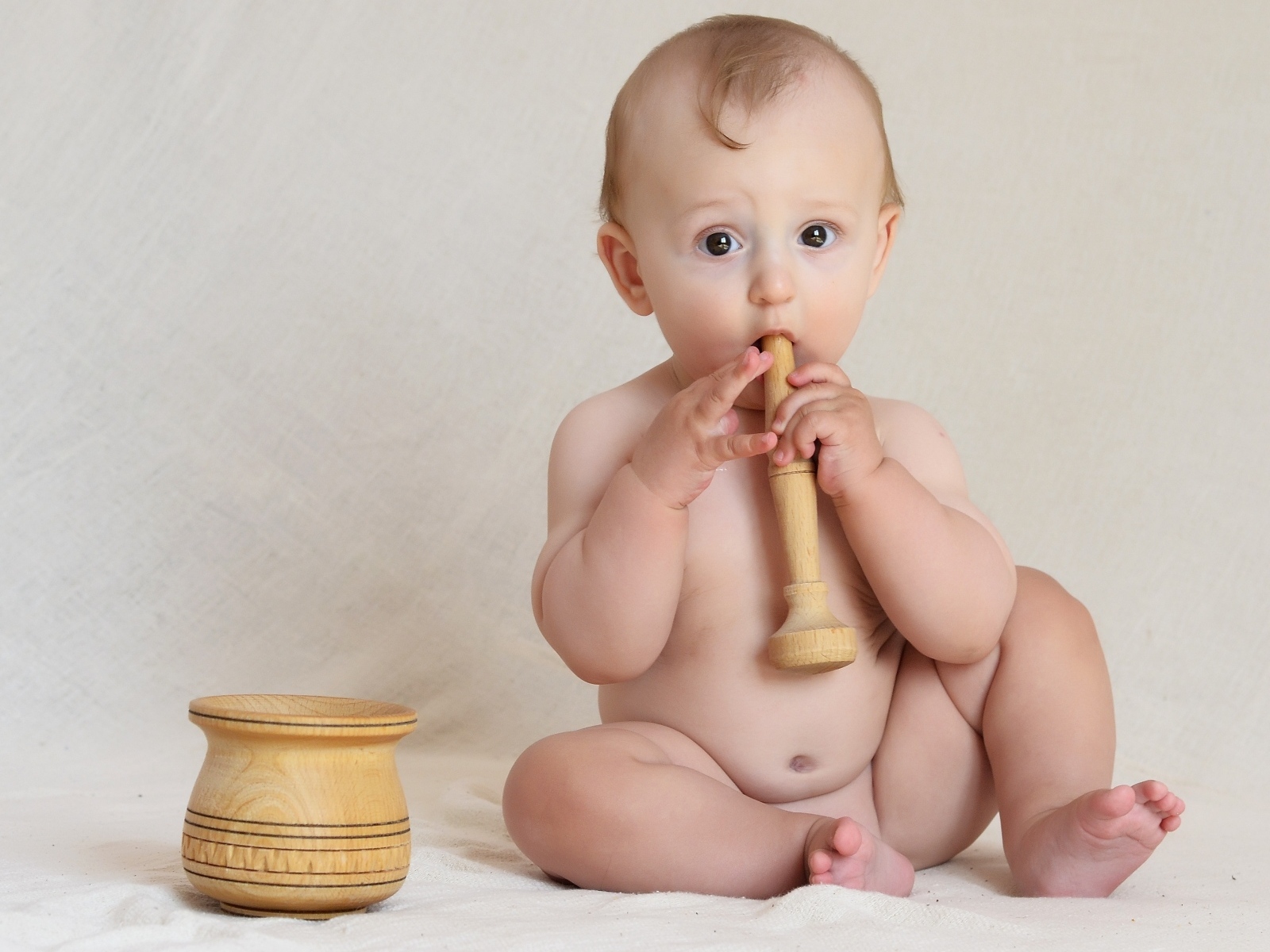 Маленький мальчик с деревянными игрушками
