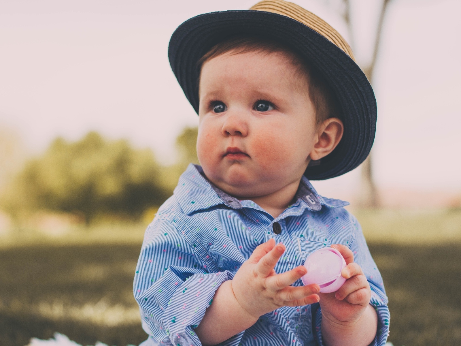 Маленький милый мальчик в шляпе 