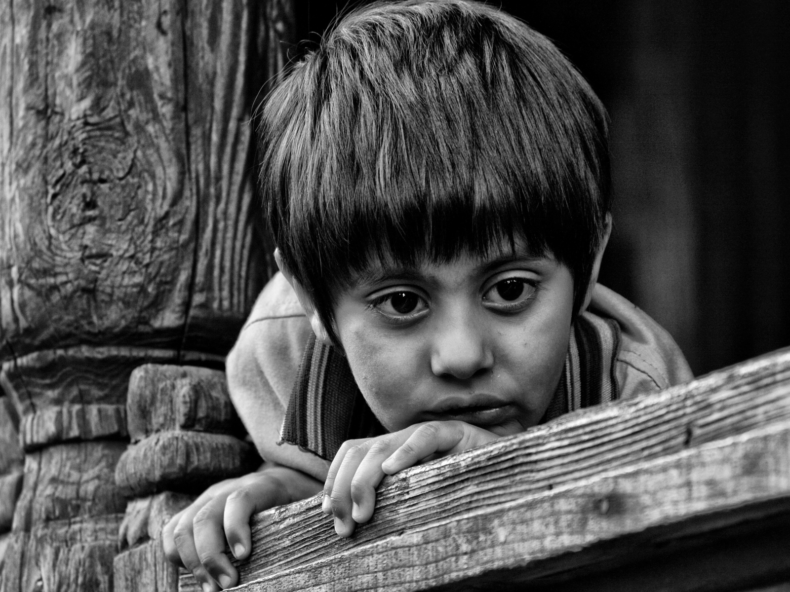 Маленький грустный мальчик черно-белое фото