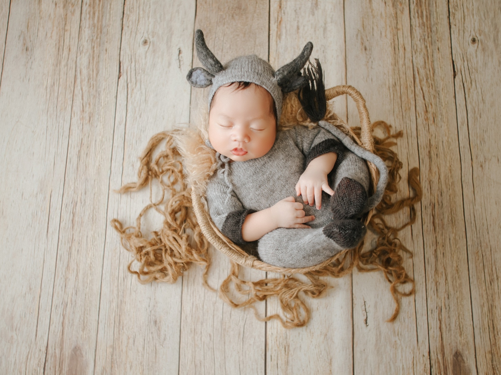 Маленький спящий ребенок в вязаном костюме