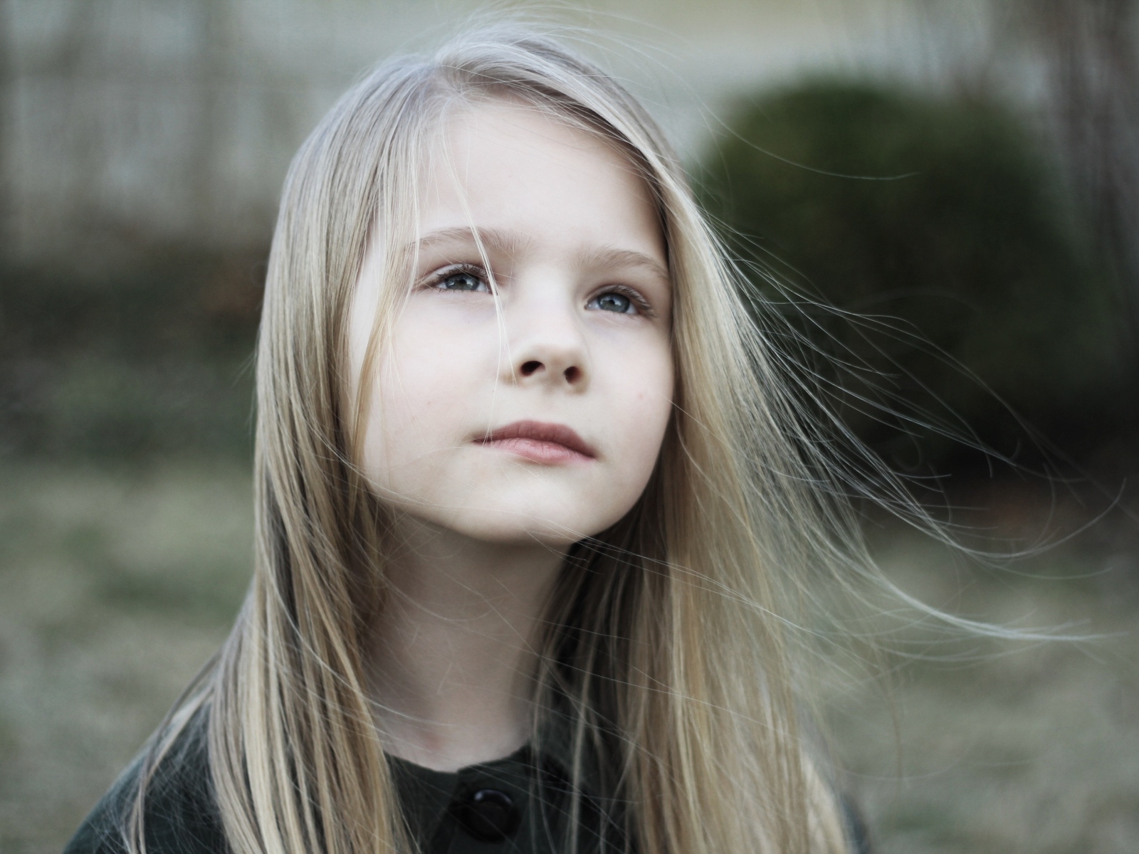 Задумчивая маленькая девочка с длинными волосами