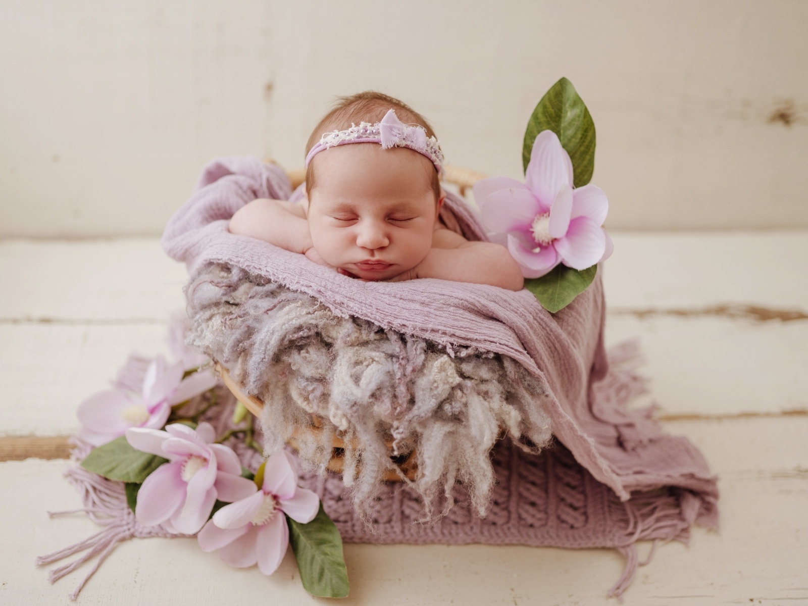 Спящая новорожденная малышка с цветами