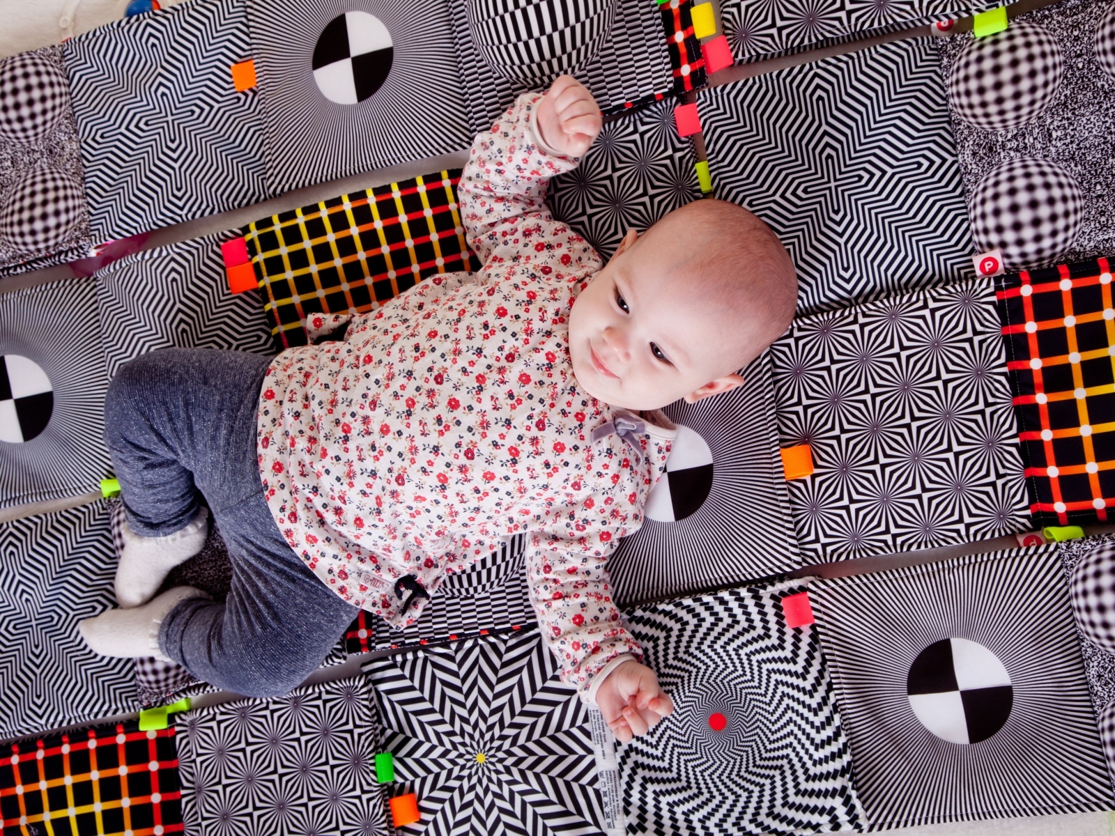 Маленький новорожденный ребенок лежит на одеяле