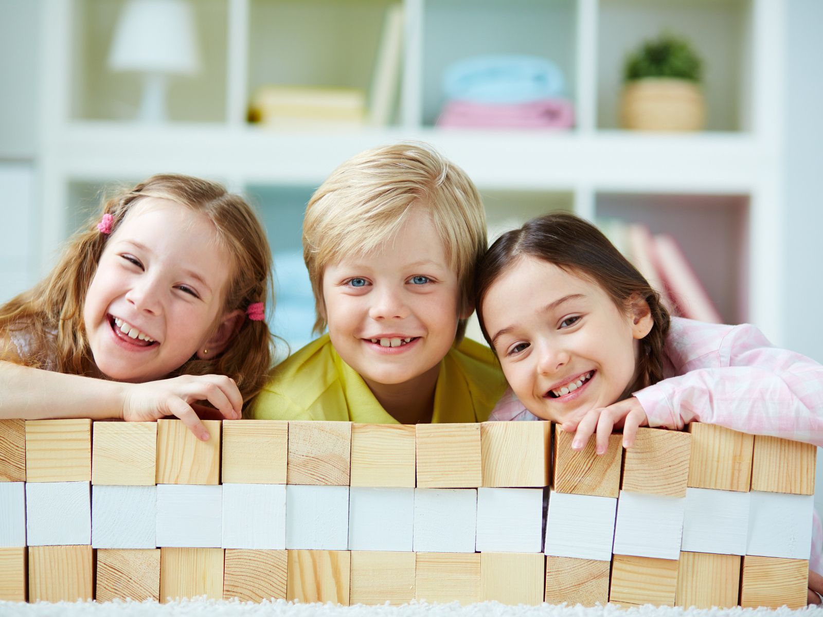 Улыбающиеся дети с кубиками