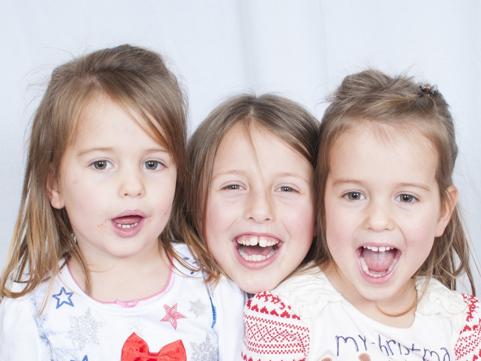 Три веселые улыбающиеся девочки