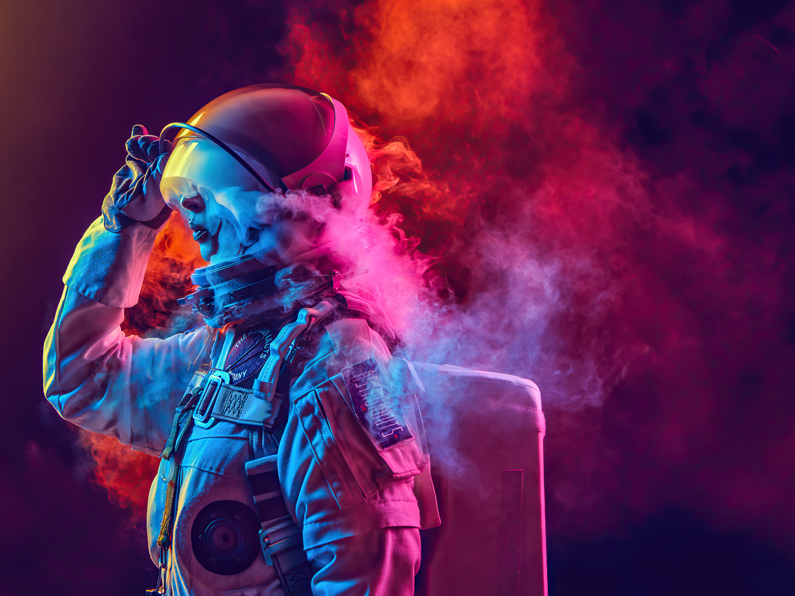 Девушка астронавт в скафандре в дыму