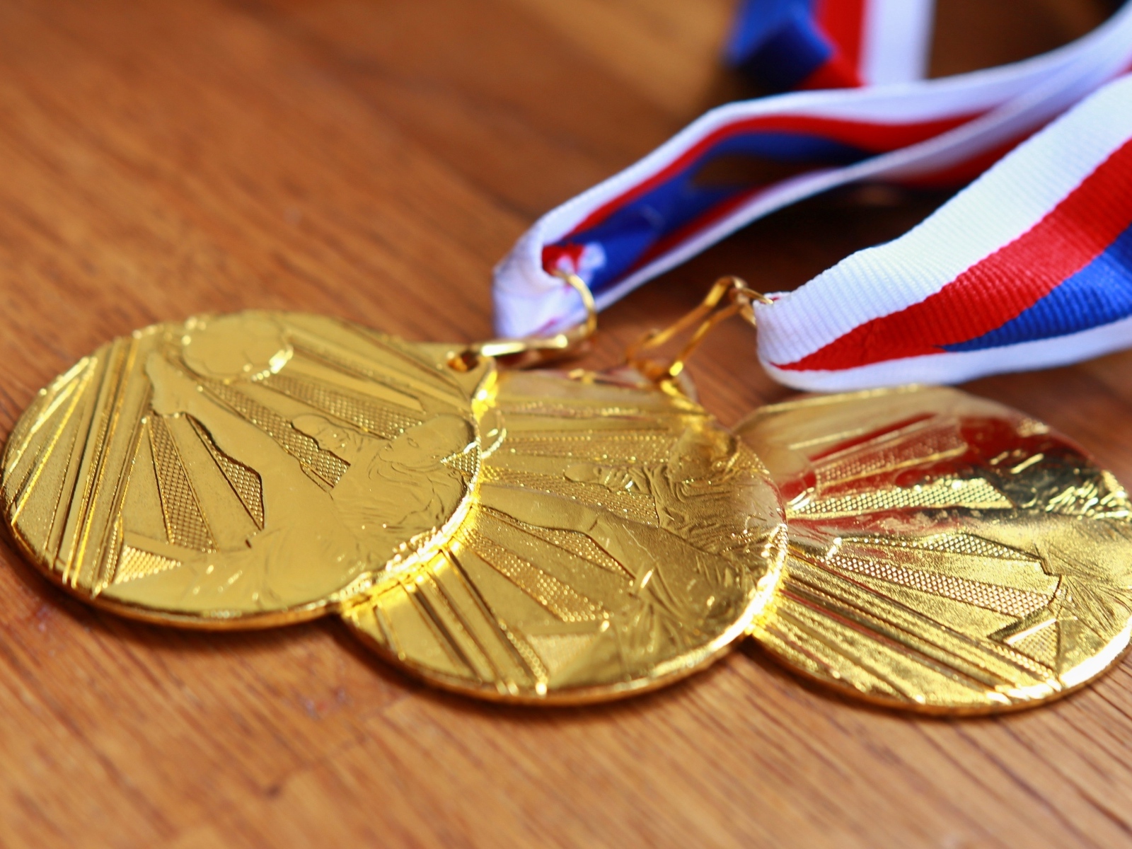 Три золотые медали на столе