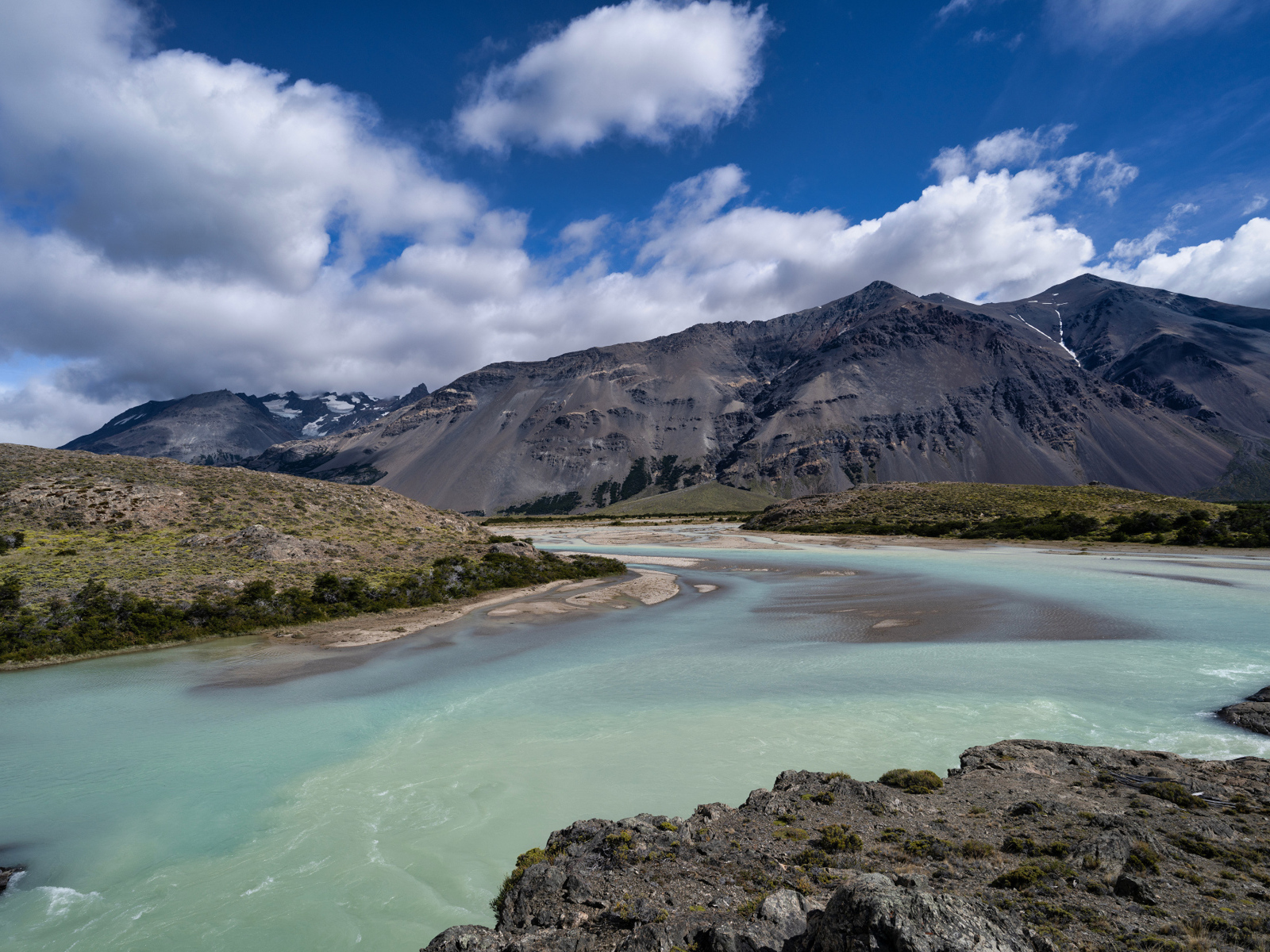 Голубая вода в горной реке, Аргентина