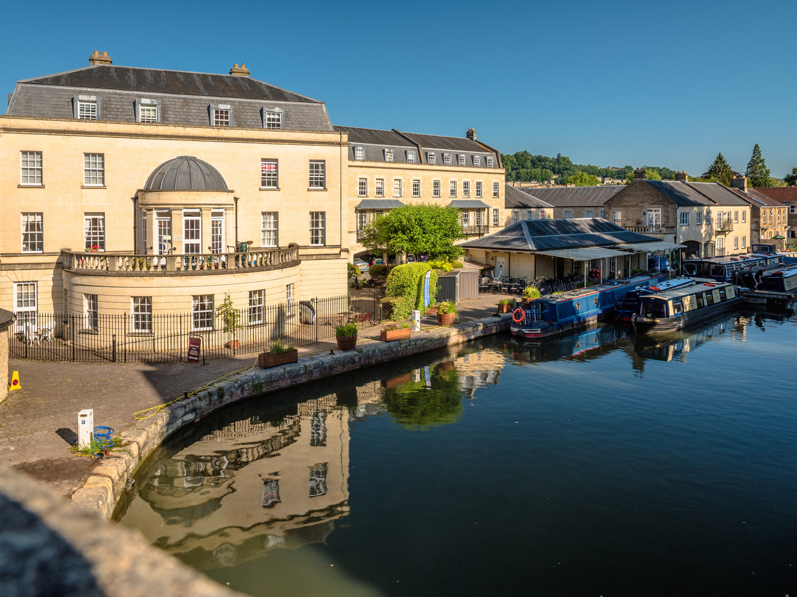 Дома у водного канала города Бат, Англия