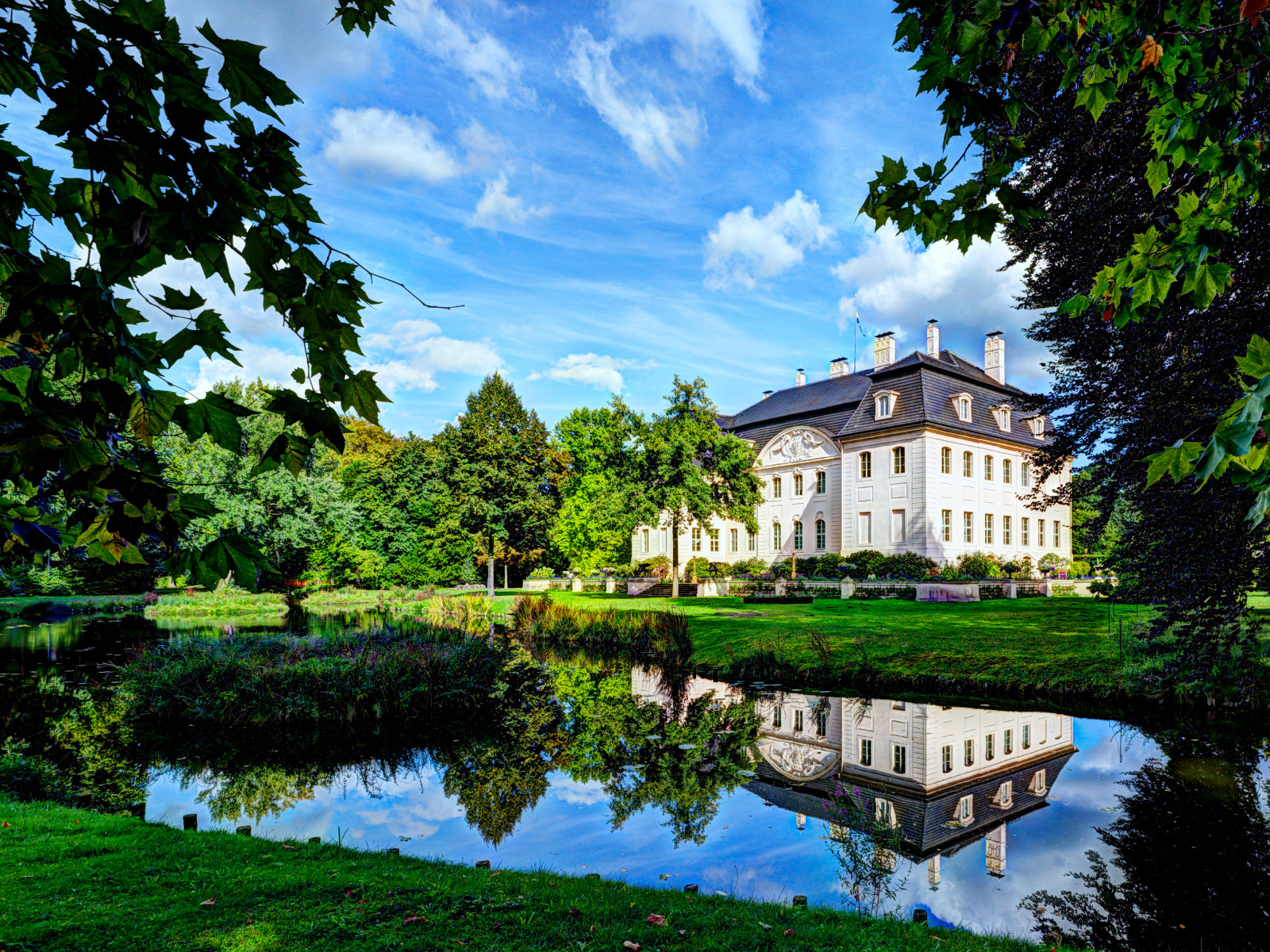Дворец Браниц в пруда в парке, Германия