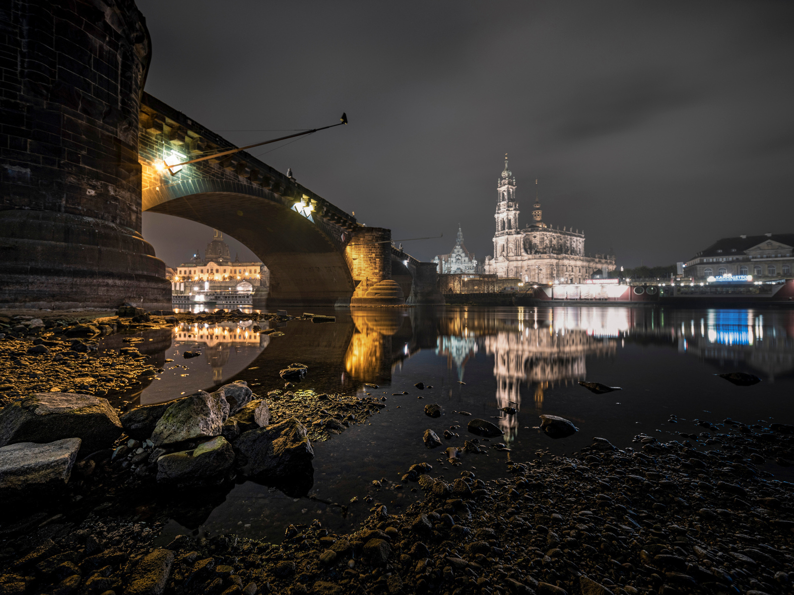 Замок у старинного моста ночью в городе Дрезден, Германия