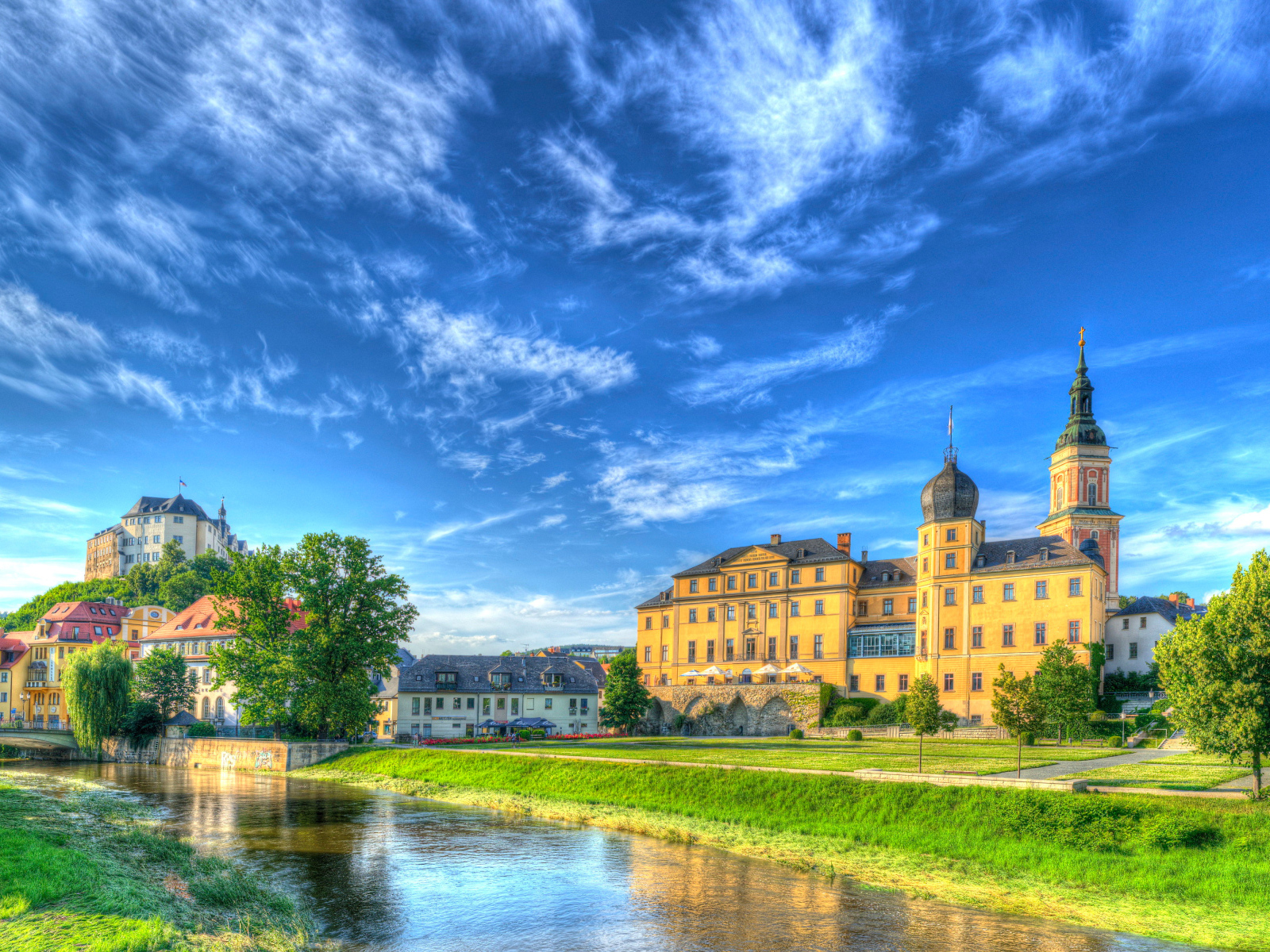 Средневековый замок Оберес Шлос под голубым небом, Германия