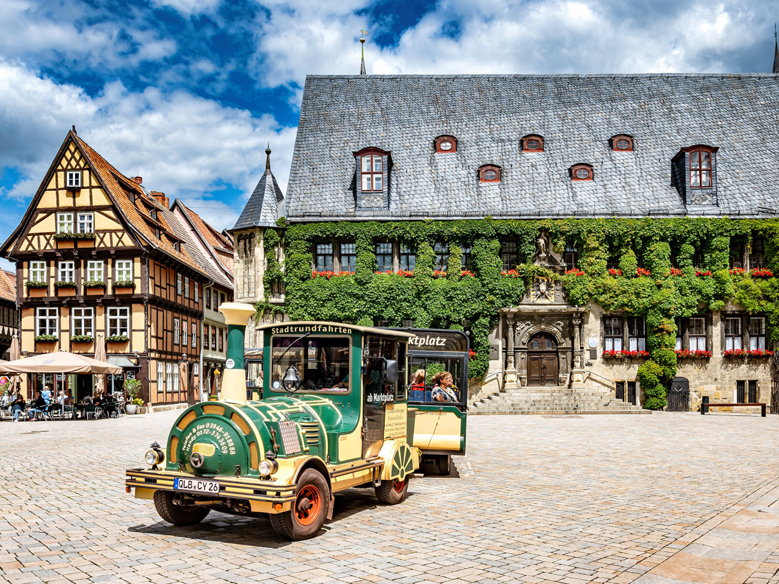 Ретро автомобиль на улице города Кведлинбурга, Германия