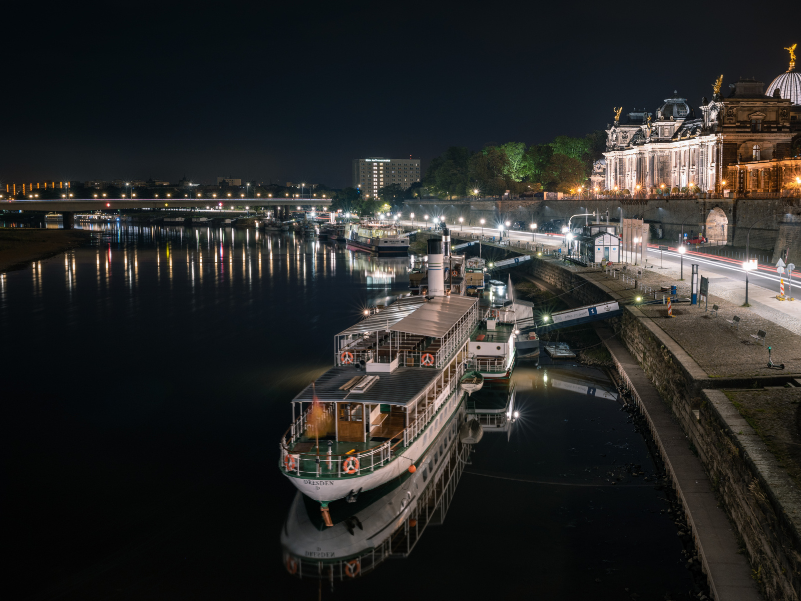 Речные суда у причала города Дрезден ночью, Германия