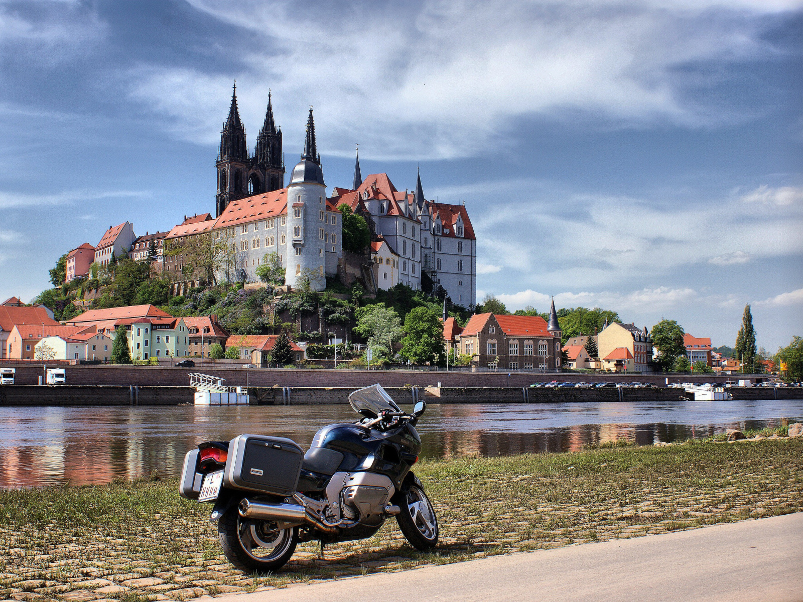 Башни замка Альбрехтсбург у реки, Германия