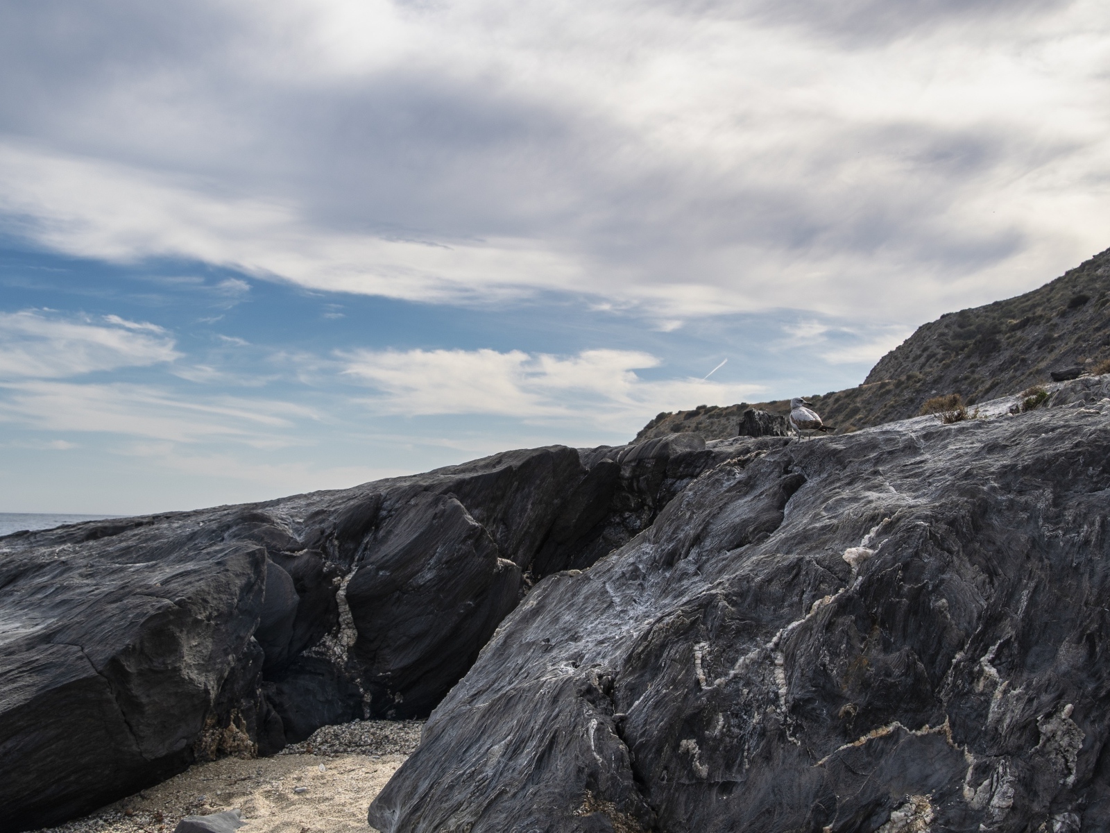 Каменные горы Исландии под белыми облаками