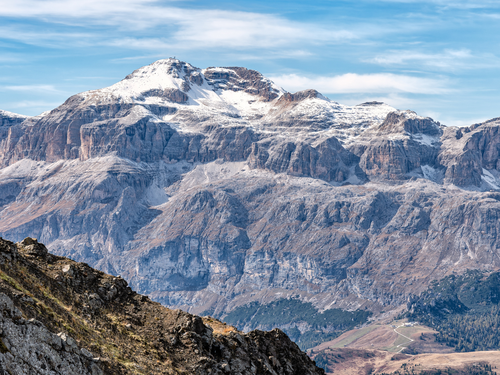Заснеженные Доломитовые Альпы в лучах солнца, Италия