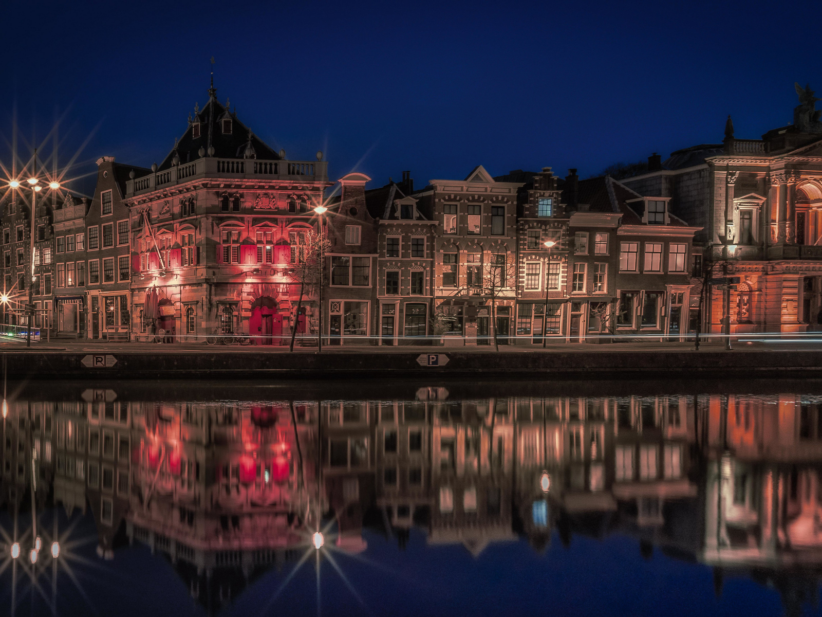 Старые дома отражаются в воде ночью, Нидерланды