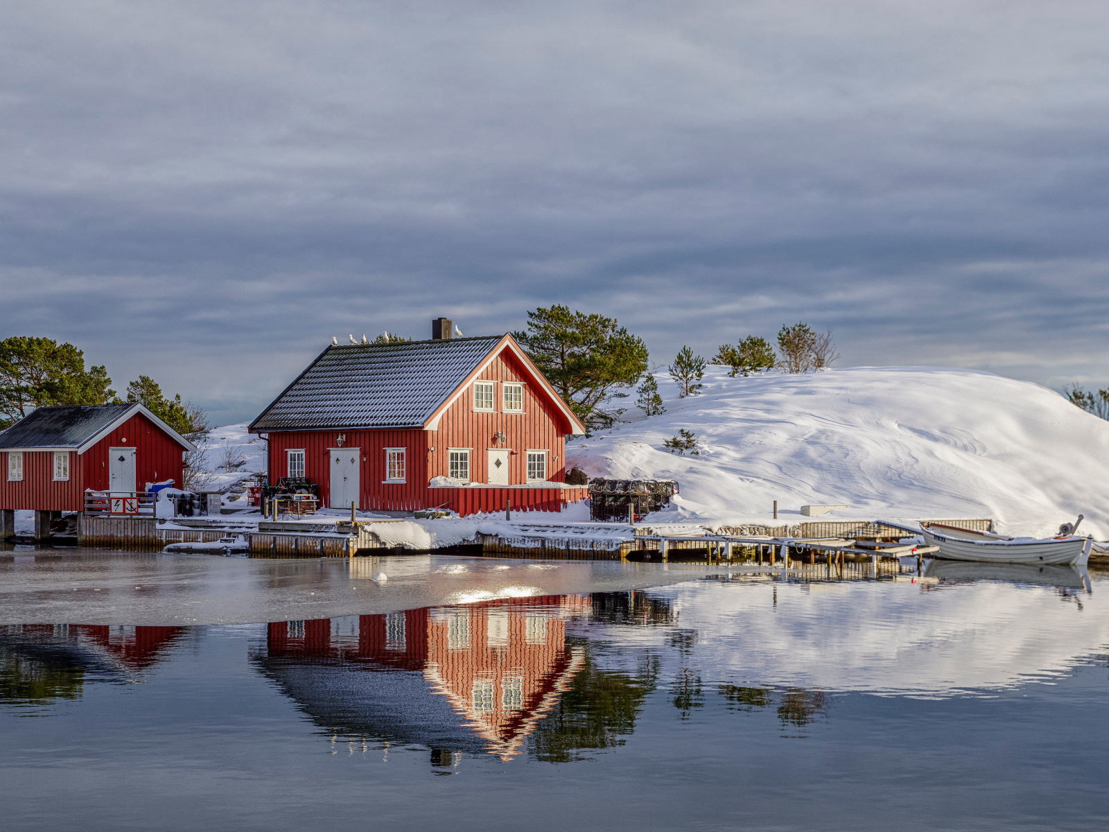 Дома на заснеженном берегу у реки, Норвегия