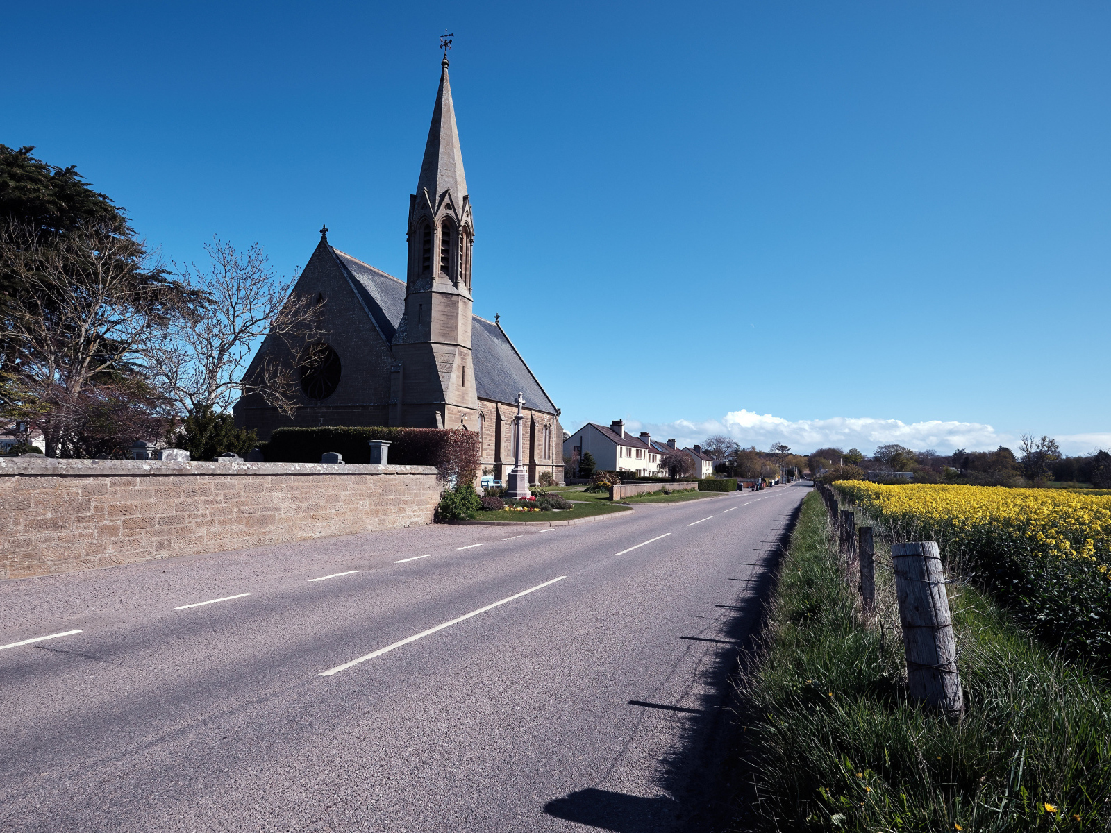 Старая церковь у дороги, Шотландия
