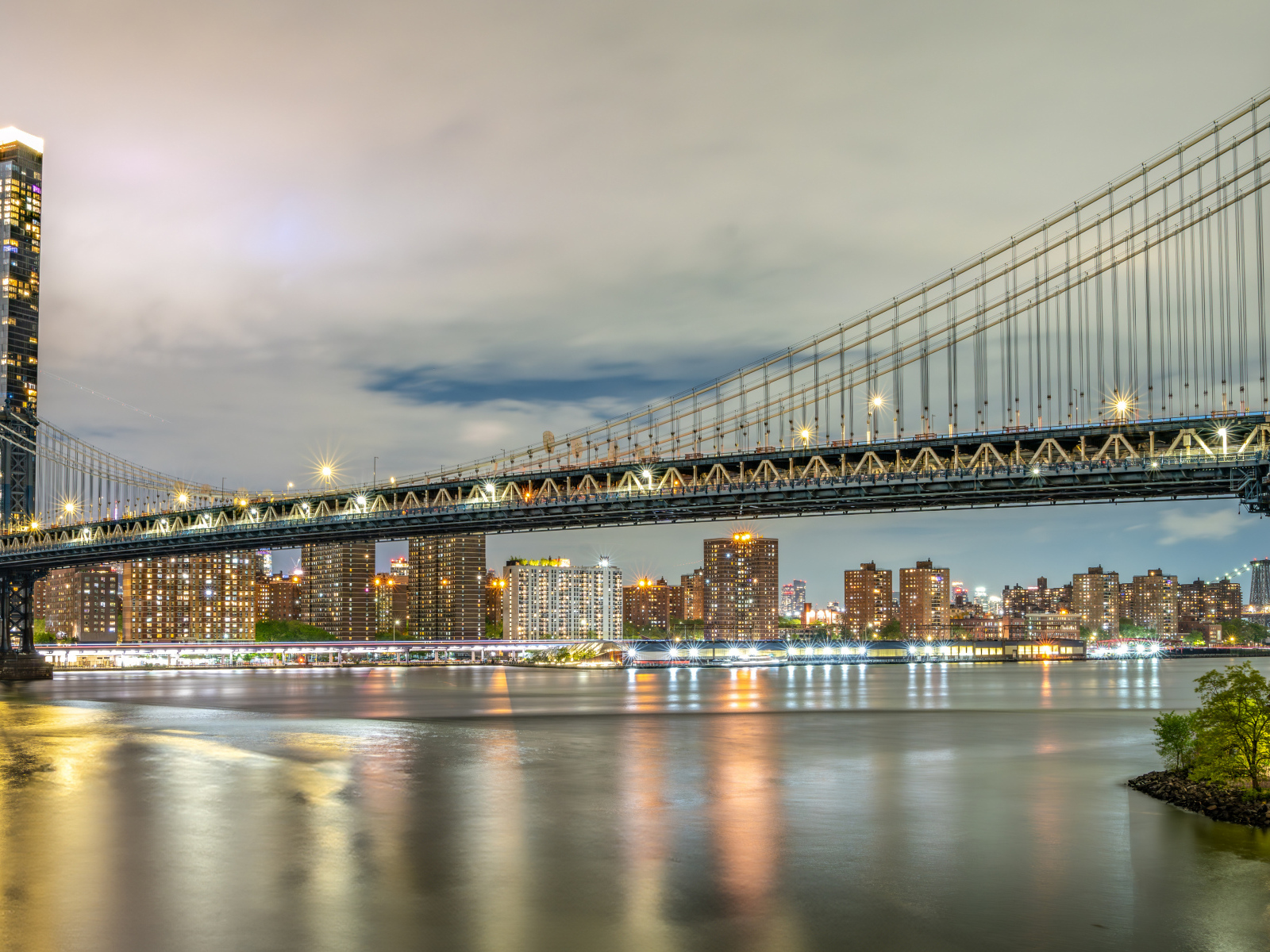 Мост через реку в парке  Фултон Ферри Ландинг в Нью Йорке, США