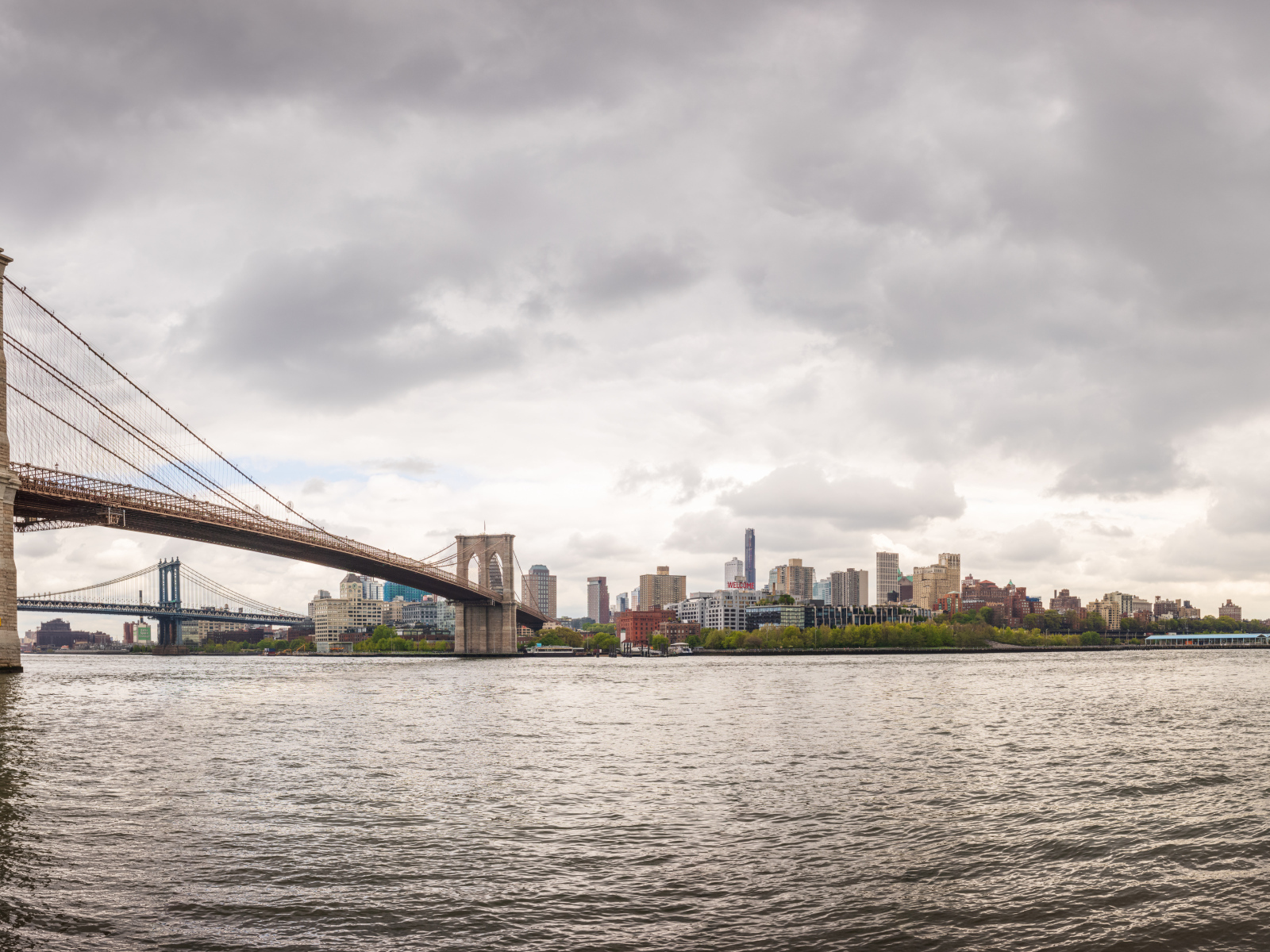 Мост через реку с видом на город Нью-Йорк, США