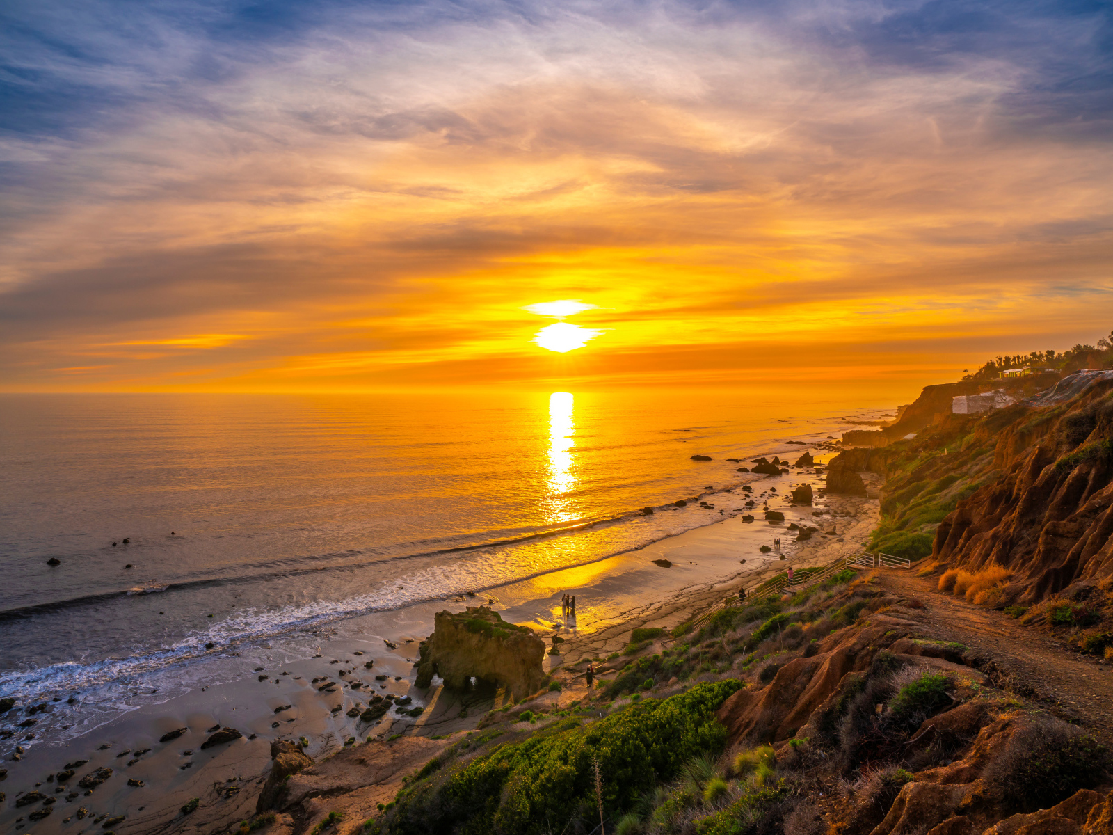 Закат солнца на морском побережье Калифорнии, США