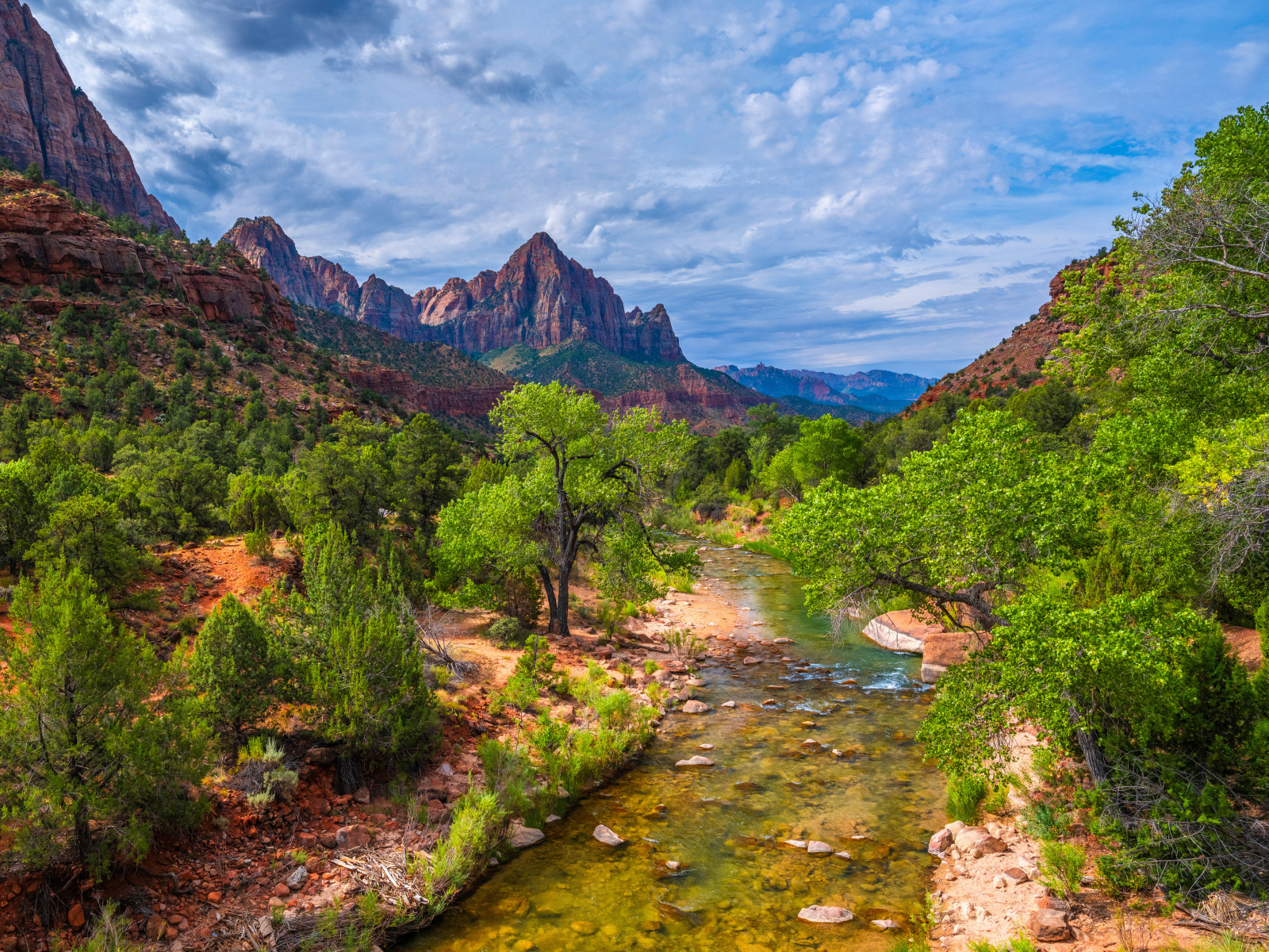 Вид на горы и реку в  государственном  парке Крейг-Лейк, США