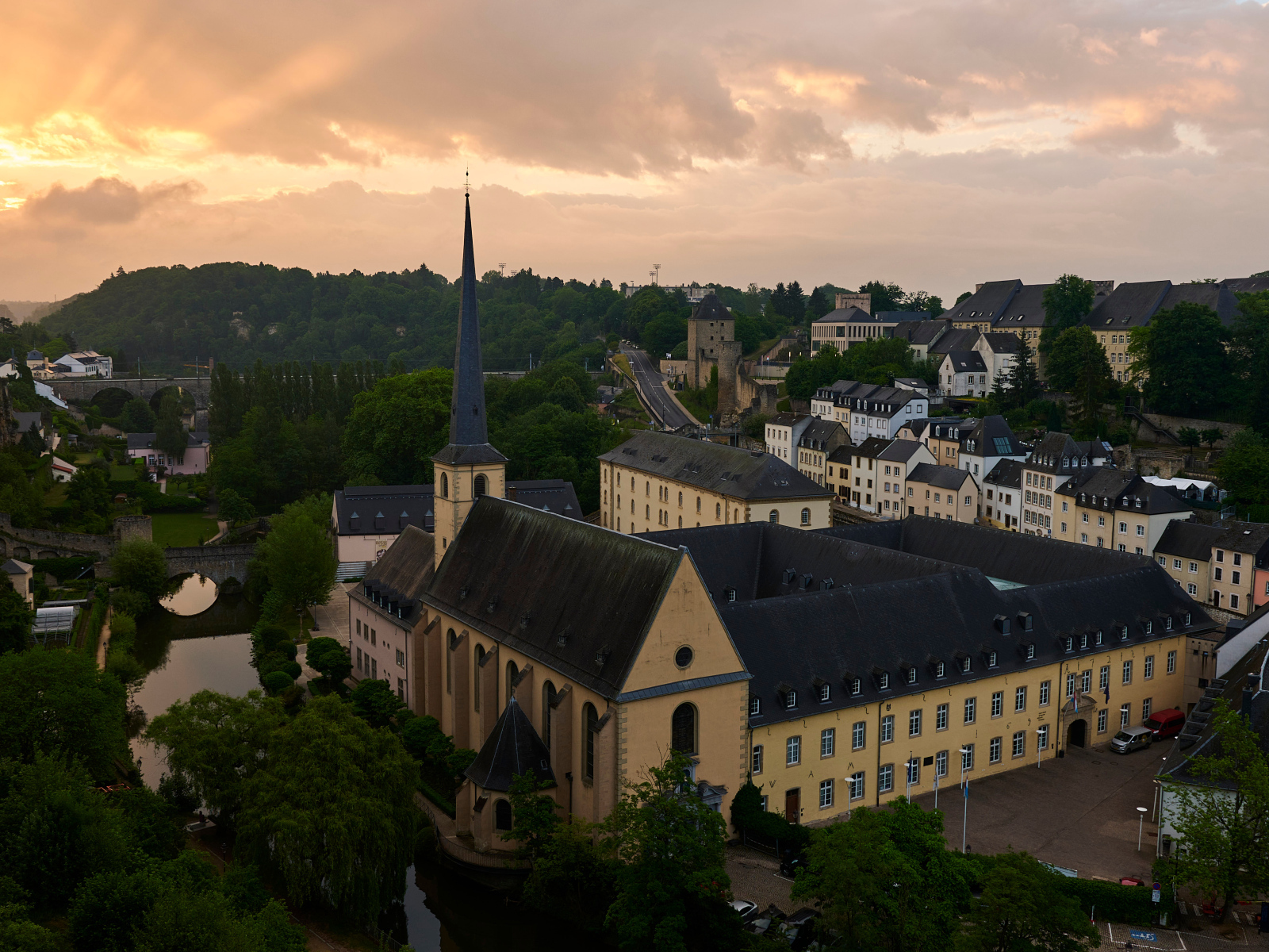 Солнце в небе над красивым зданием, Люксембург
