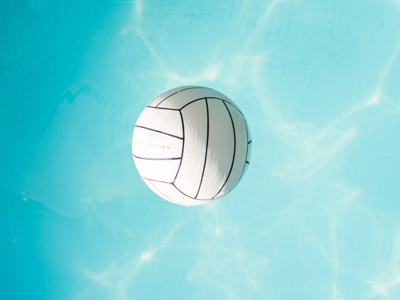 Большой мяч плавает в голубой воде