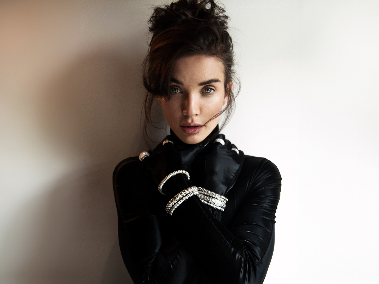 Актриса Эми Джексон стоит у стены