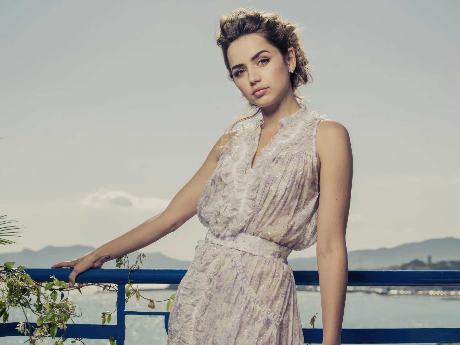 Актриса Ана де Армас в платье на фоне океана