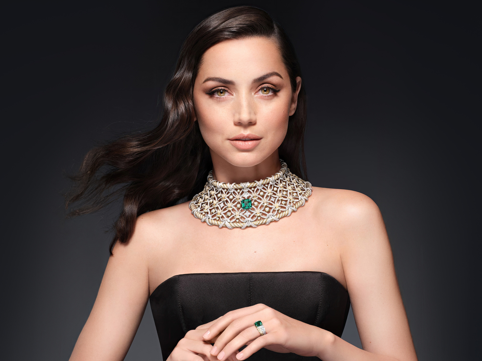 Актриса Ана де Армас с дорогим украшением на шее