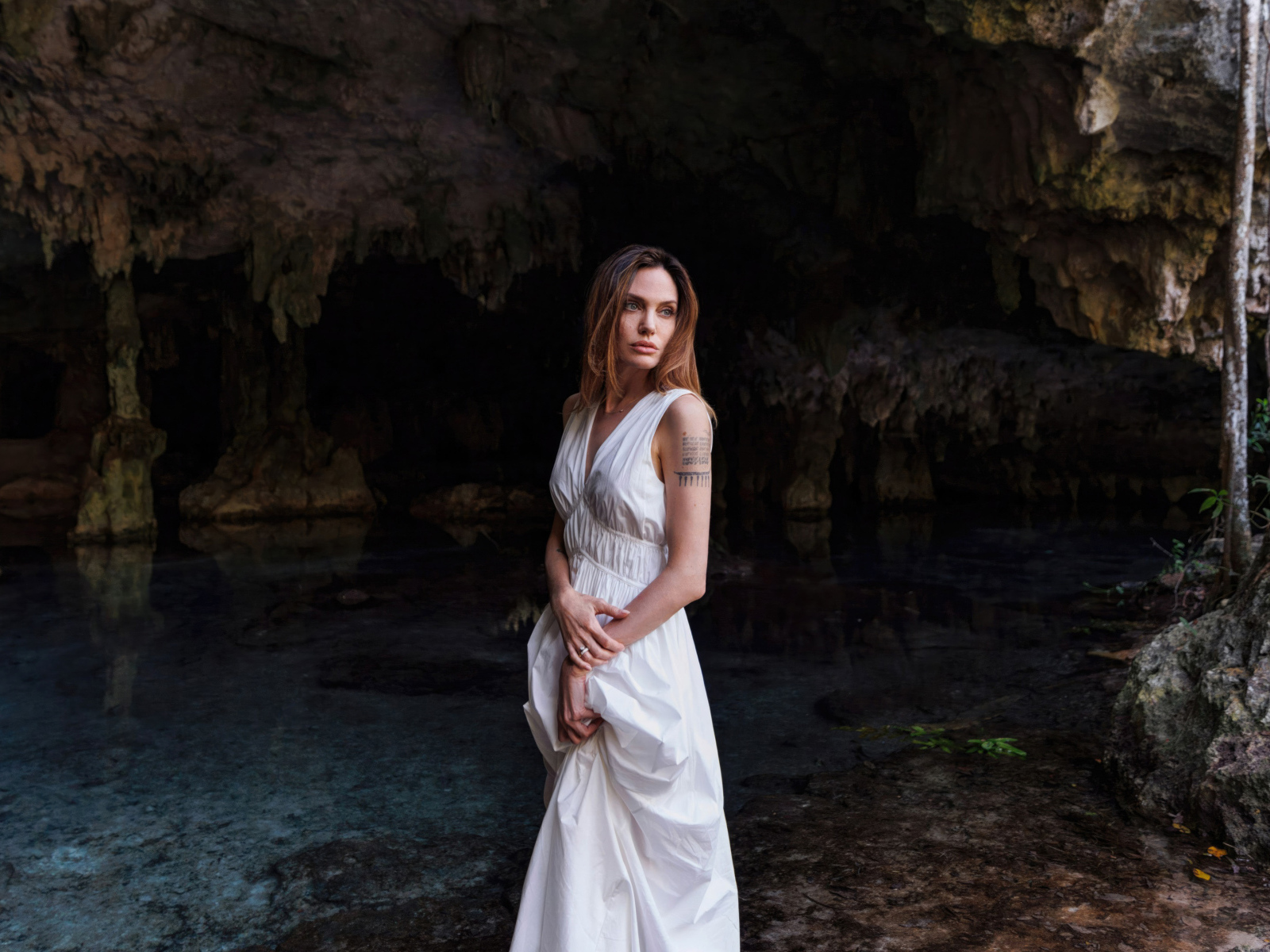 Актриса Анджелина Джоли в белом платье у воды