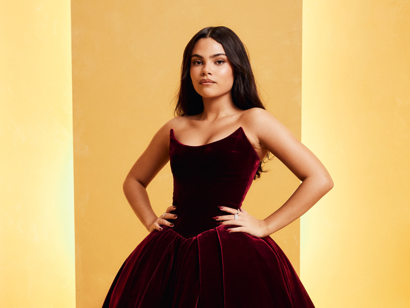 Актриса Ариана Гринблатт в платье на желтом фоне