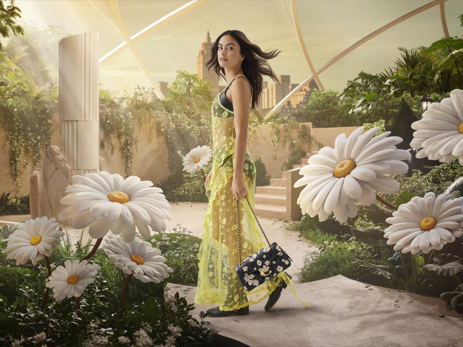 Актриса Камила Мендес в платье около ромашек