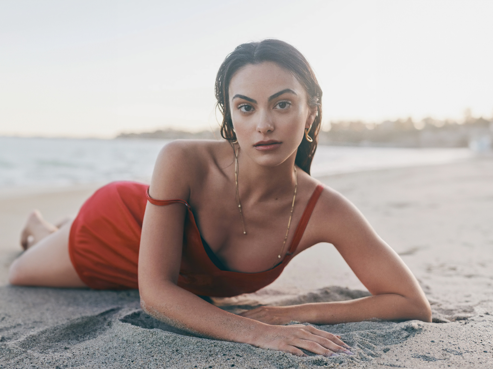 Актриса Камила Мендес лежит на песке на пляже