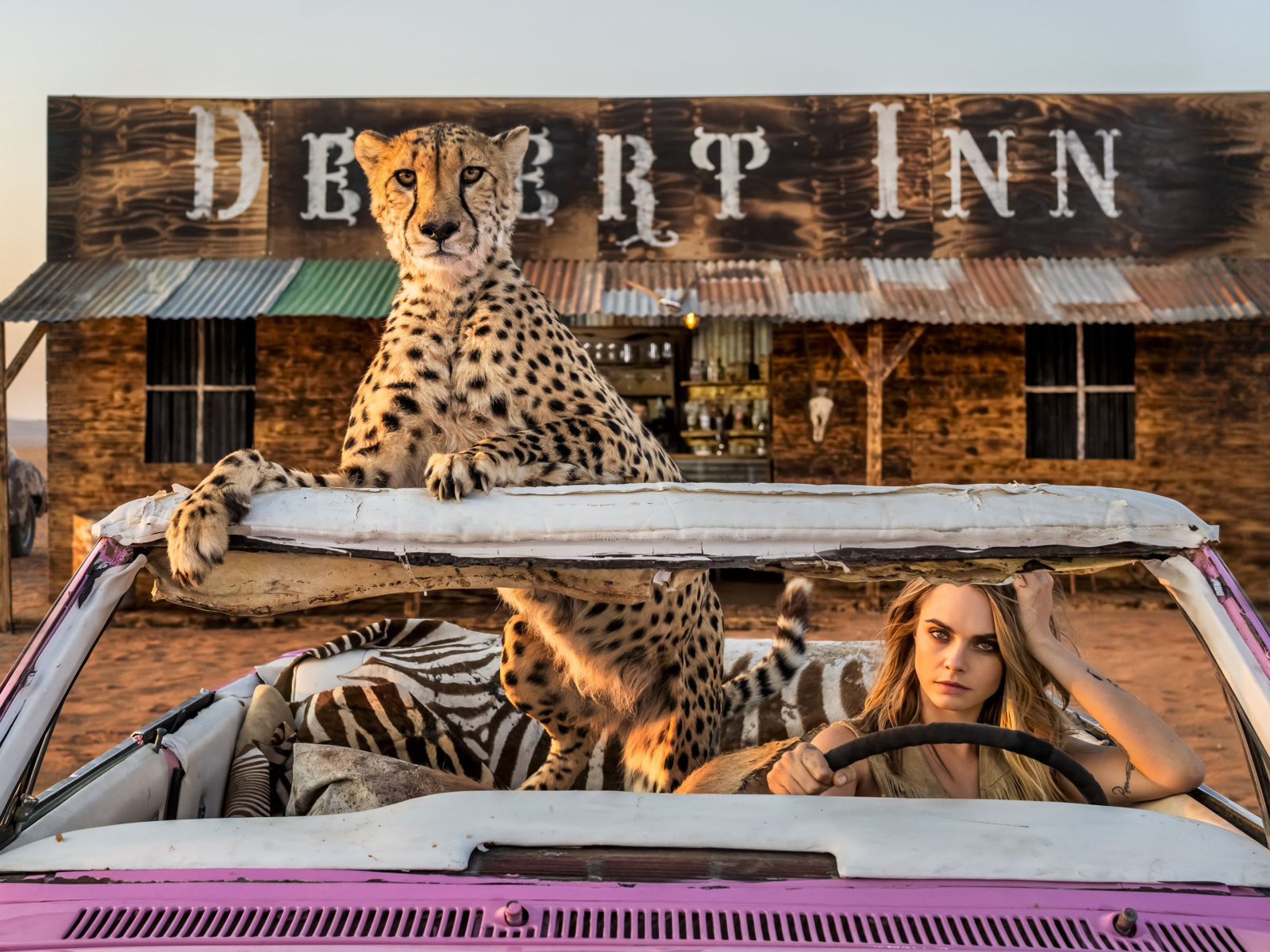 Актриса Кара Делевинь в розовом автомобиле с гепардом