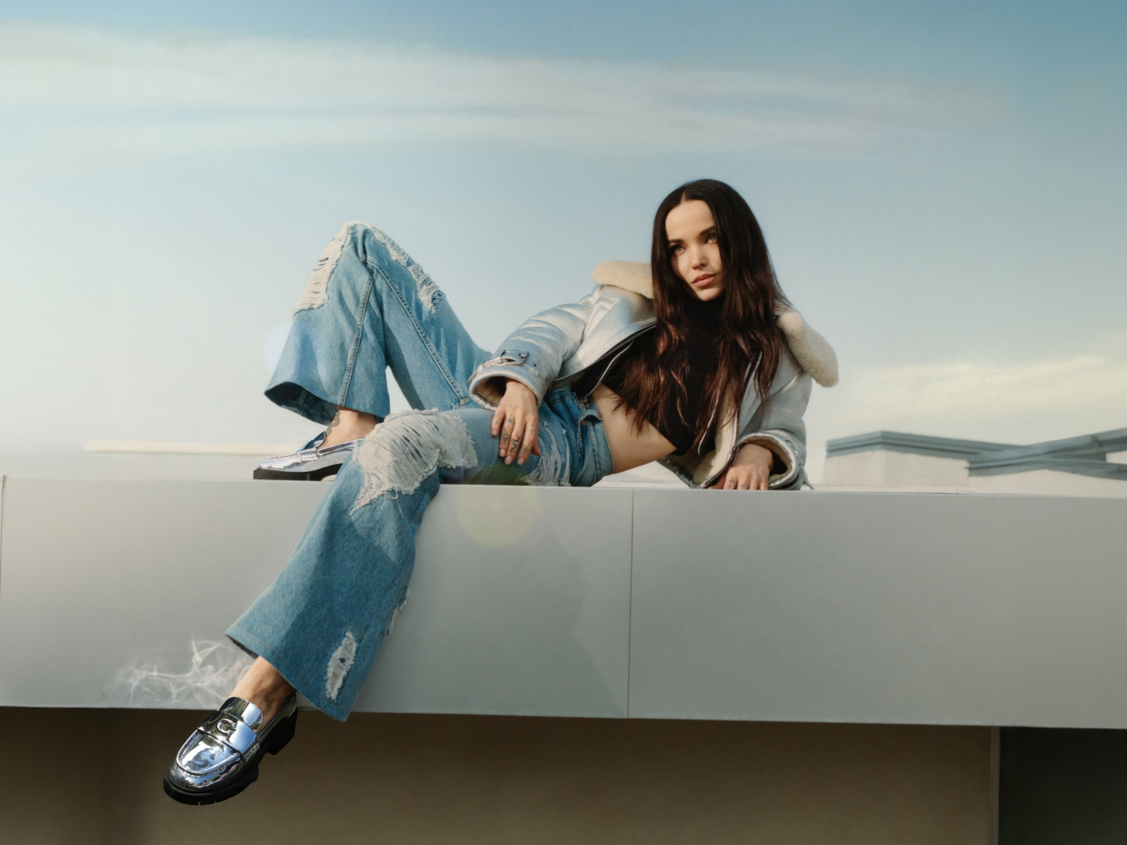 Актриса Дав Кэмерон в модных джинсах