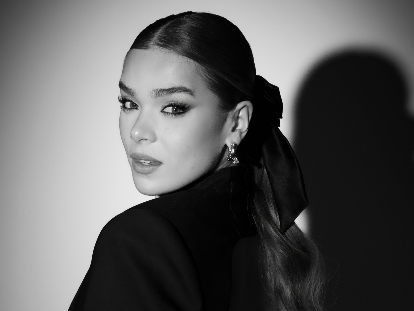 Актриса Хейли Стейнфилд позирует на сером фоне