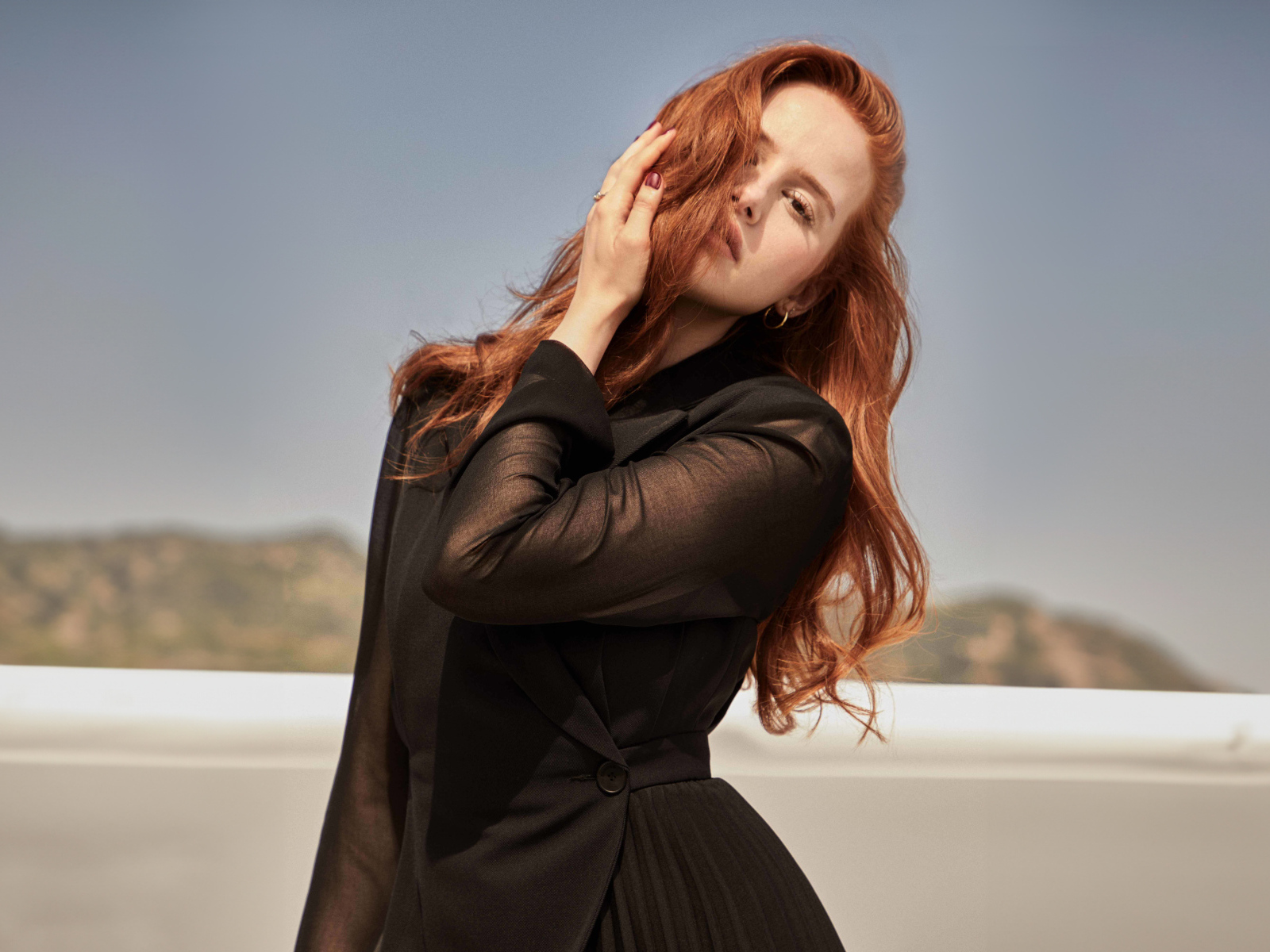 Актриса Мэделин Петш в черном наряде закрыла лицо волосами