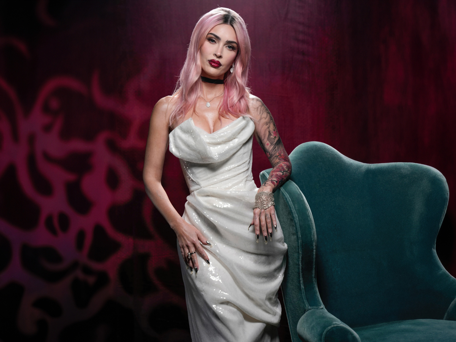 Актриса Меган Фокс в белом платье у кресла